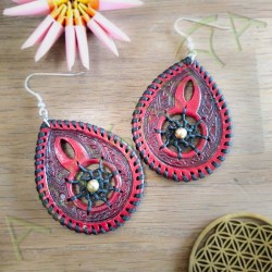 vue d'ensemble de la paire de boucles d'oreille en cuir ethnique attrape rêve rouge et noir avec perle laiton_ gamme AKASHA