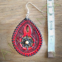 échelle de la boucle d'oreille en cuir ethnique attrape rêve rouge et noir avec perle laiton_ gamme AKASHA