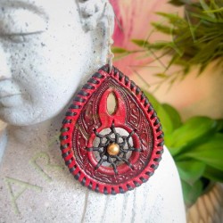 vue portée sur un bouddha de la boucle d'oreille en cuir ethnique attrape rêve rouge et noir avec perle laiton_ gamme AKASHA