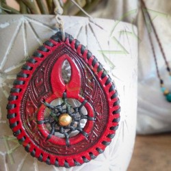 gros plan de la boucle d'oreille en cuir ethnique attrape rêve rouge et noir avec perle laiton_ gamme AKASHA
