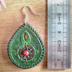 échelle de la boucle d'oreille en cuir ethnique attrape rêve verte avec perle en bois