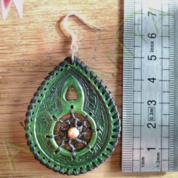 échelle de la boucle d'oreille en cuir ethnique attrape rêve verte avec perle laiton