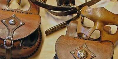 escarcelle avec laçage, masques , ceinture médiévale et bracelet  de force 2 sangles