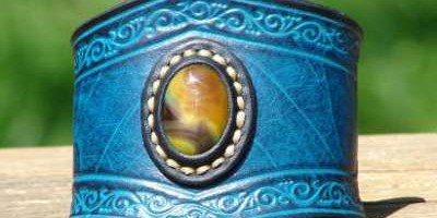 bracelet bleu feuille avec pierre sertie