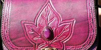 sac violet dessin feuille avec pierre sertie