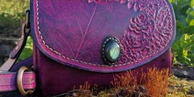 sac floral violet avec pierre sertie