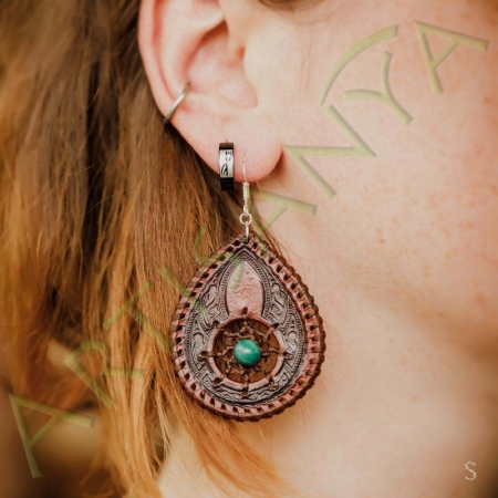 Paire de boucles d'oreille en cuir ethnique attrape rêve marron avec Malachite_ gamme AKASHA