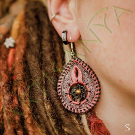 Paire de boucles d'oreille en cuir ethnique attrape rêve rouge et noir avec perle laiton_ gamme AKASHA