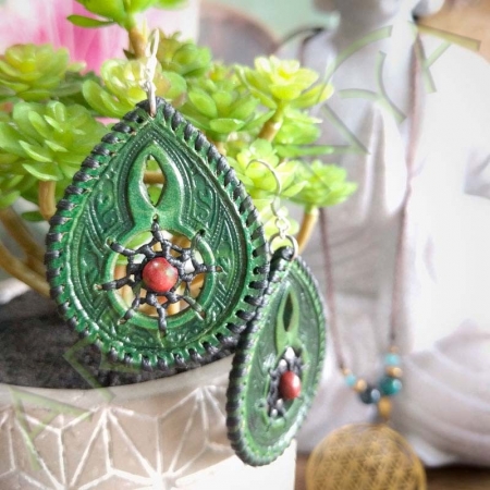 vue d'ensemble sur un pot de fleur de la paire de boucles d'oreille en cuir ethnique attrape rêve verte avec perle en bois