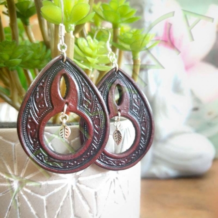 Paire de boucles d'oreille en cuir ethnique esprit sylvain avec feuille argentée