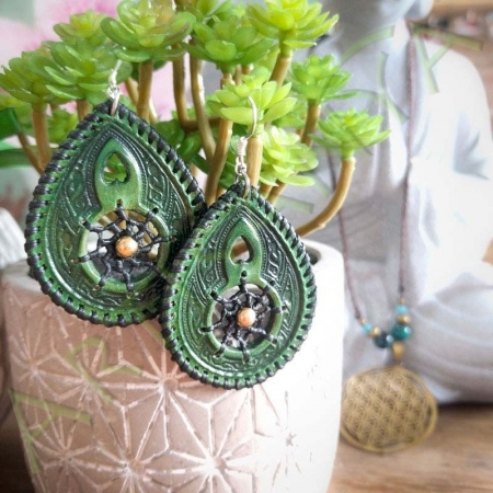 Paire de boucles d'oreille en cuir ethnique attrape rêve verte avec perle laiton