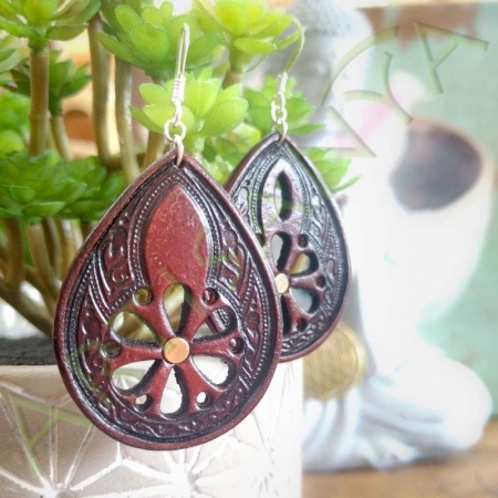 Paire de boucles d'oreille en cuir ethnique fleur étoilée